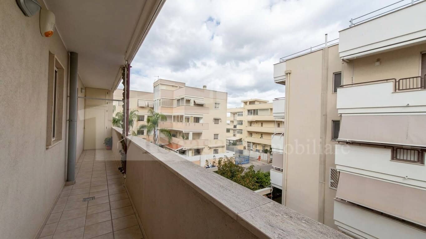 Casamassima, rifinito trivani di 72 mq con ascensore e box auto
