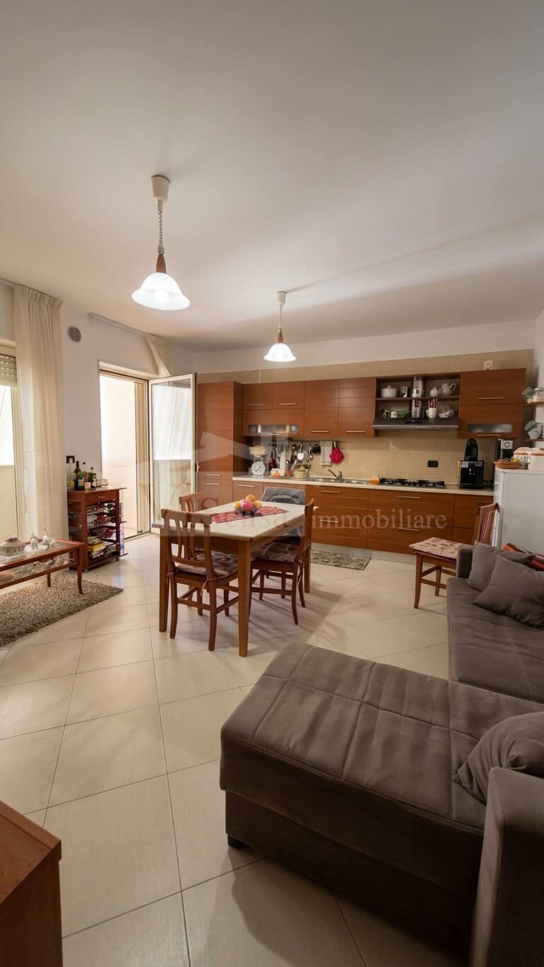 Casamassima, rifinito trivani di 72 mq con ascensore e box auto