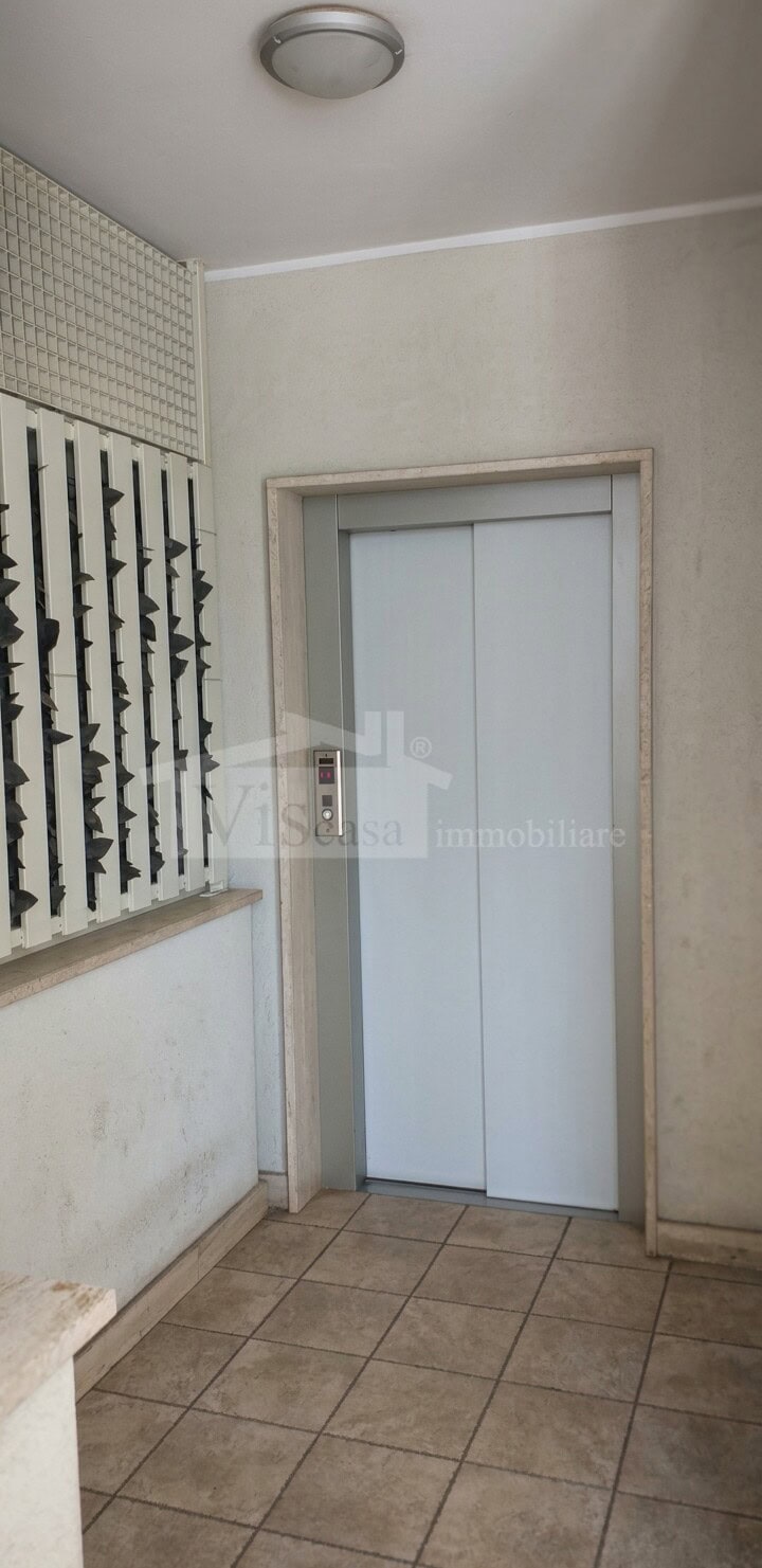 Casamassima, rifinito trivani di 72 mq con ascensore e box auto