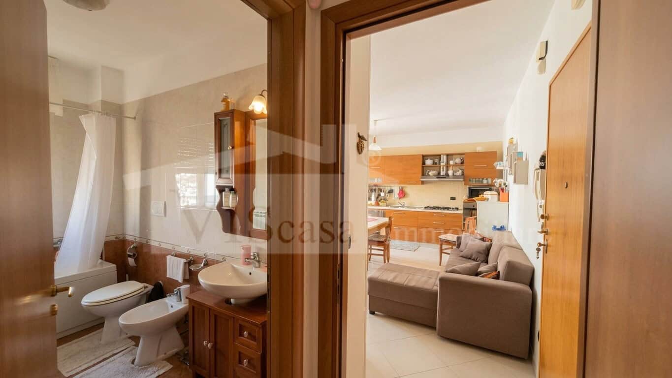 Casamassima, rifinito trivani di 72 mq con ascensore e box auto